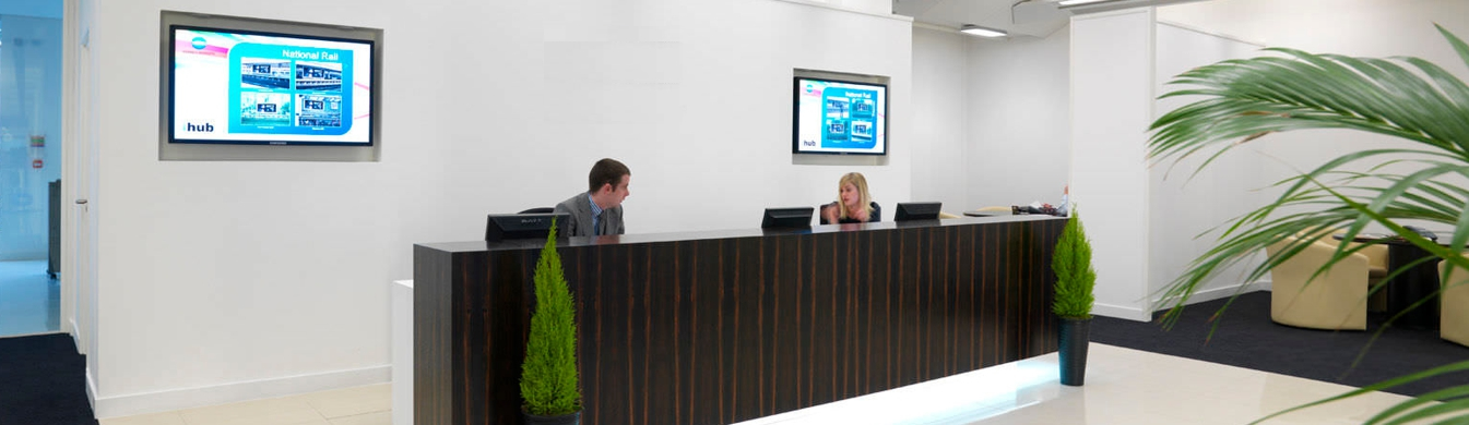 In de lobby of receptieruimte krijgt de bezoeker informatie via digitale berichtgeving.