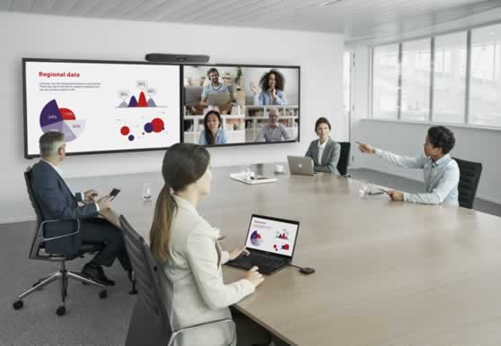 Draadloze videoconferentie in vergaderzaal met 2 display's