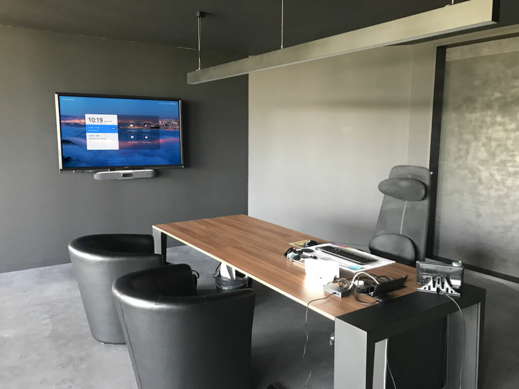 Digitale upgrade van de vergaderruimte in het directiekantoor met een Zoom Rooms videoconferentie-oplossing