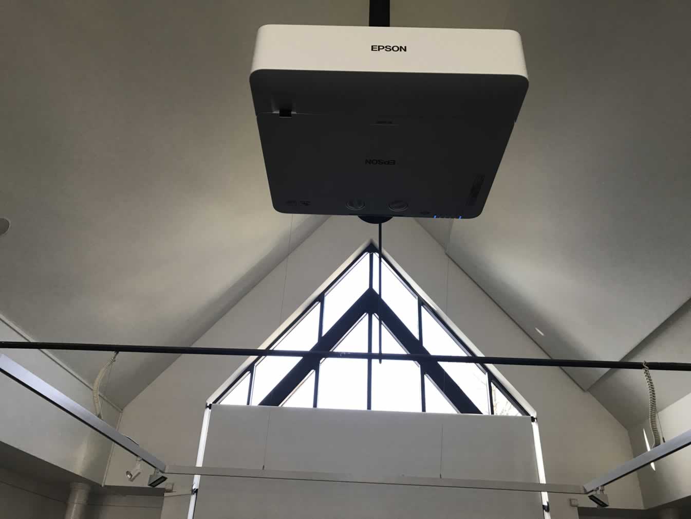 Digitale gemeenteraadzaal met Epson installatie projector met laser projectie technologie