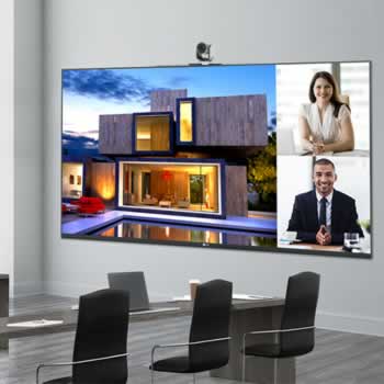 Extra groot presentatiescherm met videoconferentiecamera in boardroom