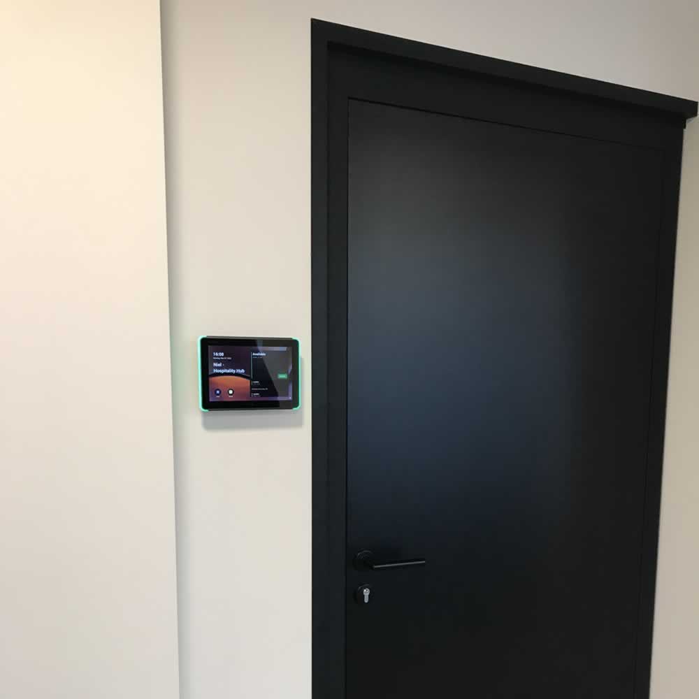 Naast de deur van de boardroom hangt een kleine display met de reservaties.