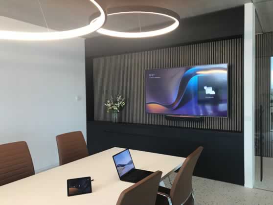 Moderne vergaderzaal met videoconferentie systeem (Teams Certified).