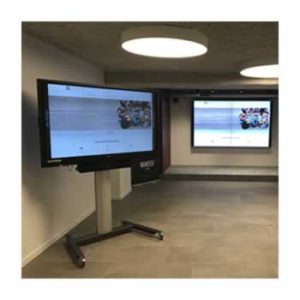 Multifunctionele presentatieruimte met videowall en mobiel herhalingsscherm