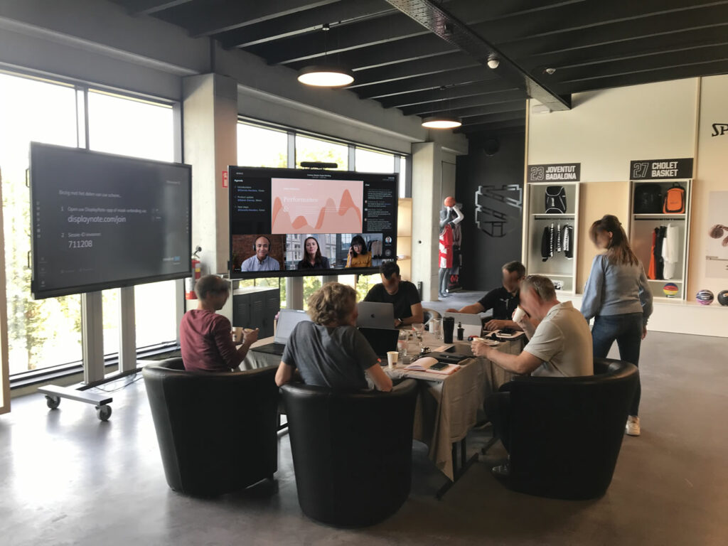 Digitale upgrade van de showroom: informele online meeting met Microsoft Teams Rooms oplossing