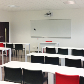 Trainingsruimte met interactieve beamer en klassiek whiteboard
