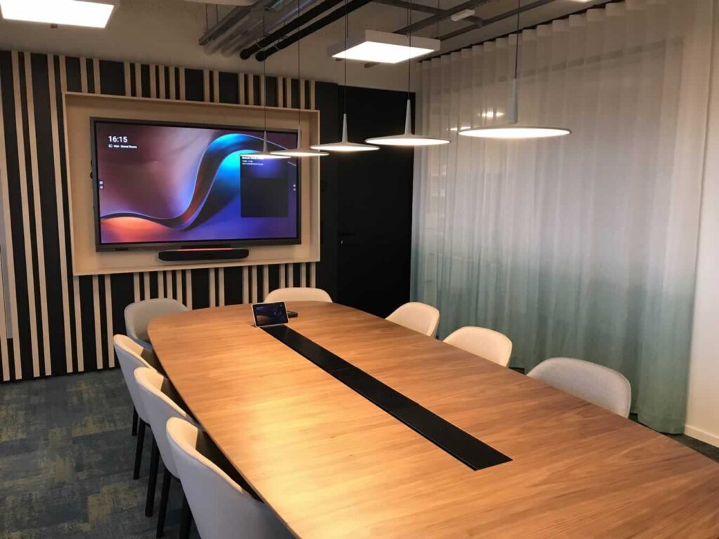 Formele vergaderruimte met grote interactieve touch monitor en Teams Room vergadersysteem